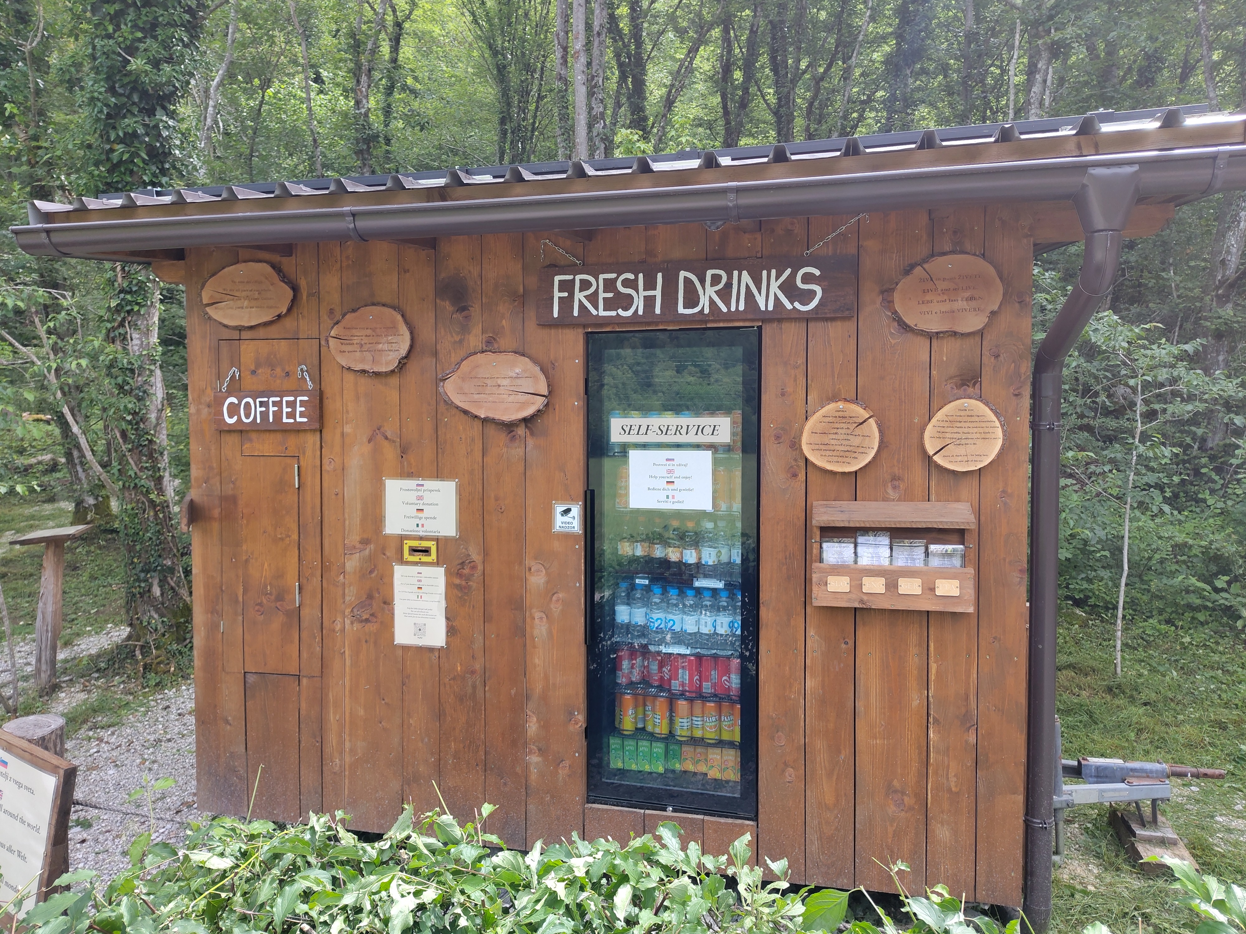 les distributeurs de boissons fraîches en libre-service...